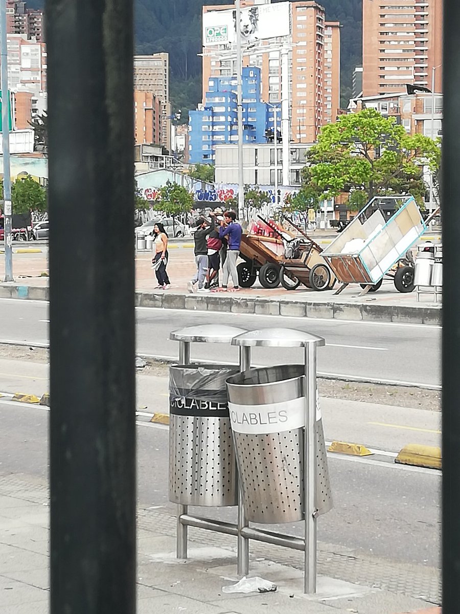 JoseRCasadiego's tweet photo. Parque Renacimiento, Nueva esquina tipo bronx, más de 70 personas consumiendo droga, comercializandola, inhalando pegante bóxer, policía y administración?? @PoliciaBogota @samirabisambra @ClaudiaLopez @Alca_Martires @integracionbta @LuisErnestoGL @ConcejoDeBogota @personeriabta https://t.co/1aqQNVYoKc