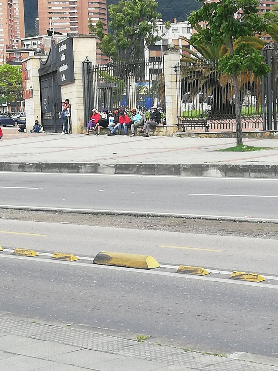 JoseRCasadiego's tweet photo. Parque Renacimiento, Nueva esquina tipo bronx, más de 70 personas consumiendo droga, comercializandola, inhalando pegante bóxer, policía y administración?? @PoliciaBogota @samirabisambra @ClaudiaLopez @Alca_Martires @integracionbta @LuisErnestoGL @ConcejoDeBogota @personeriabta https://t.co/1aqQNVYoKc