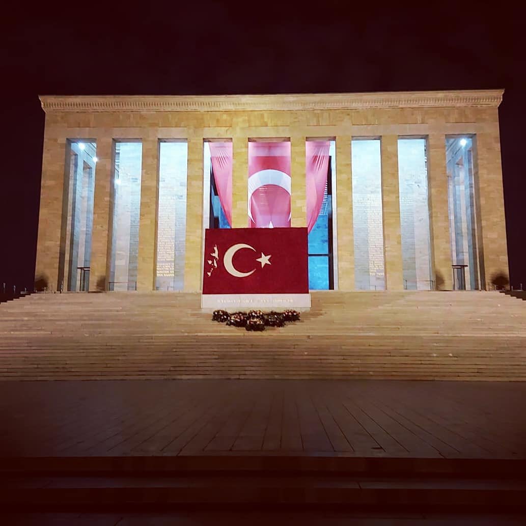 Beyler ortada gördüğünüz 40 bin adet karanfilden yapıldı ben ve arkadaşlarım yaptık 29 Ekim’de biriniz bize teşekkür etmediniz sadece fotoğraf çekinmeye geldiniz püü yazıklar olsun size