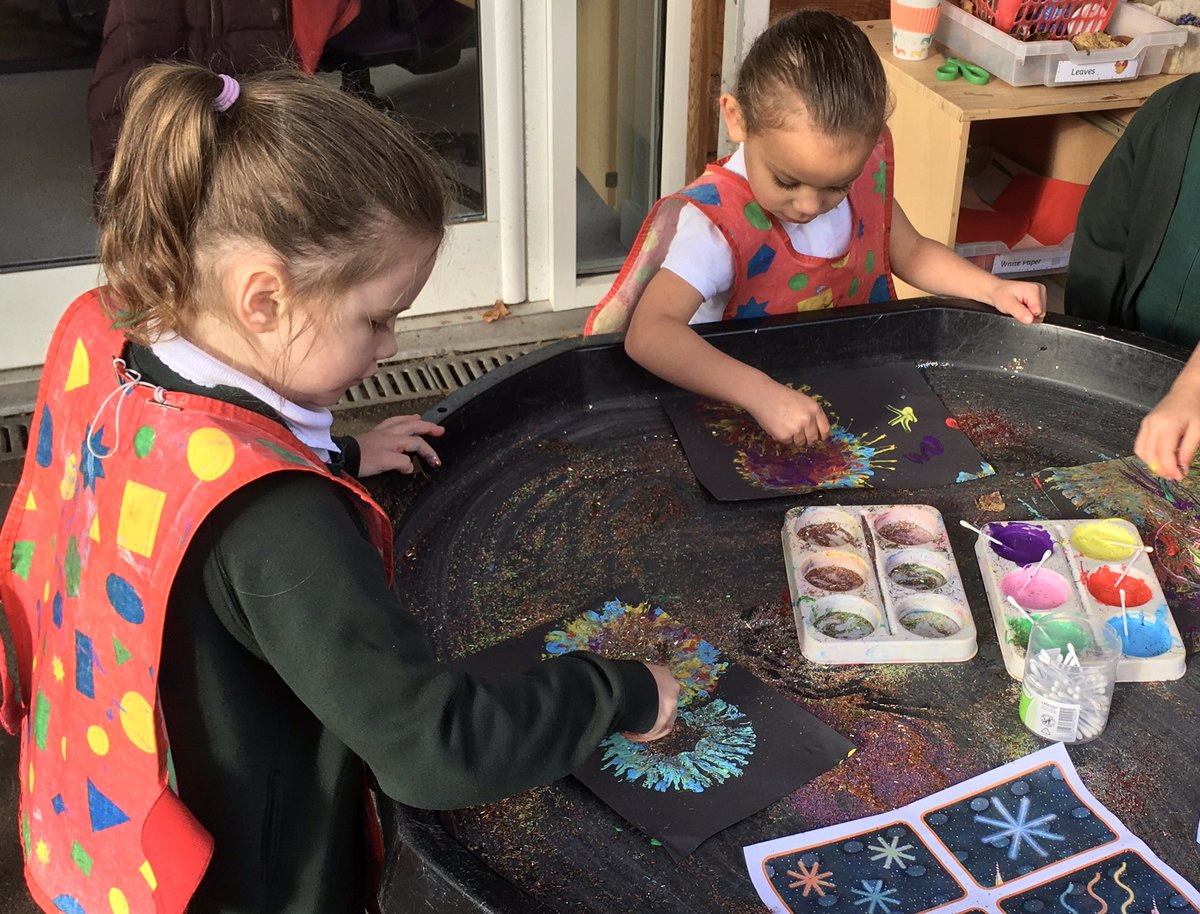 EyfsSsas's tweet photo. Happy Bonfire Night everyone! Reception have had lots of fun today using paint and glitter to create their own magical firework displays! 🤩✨🎆🎇 https://t.co/8LtrbUB6xF