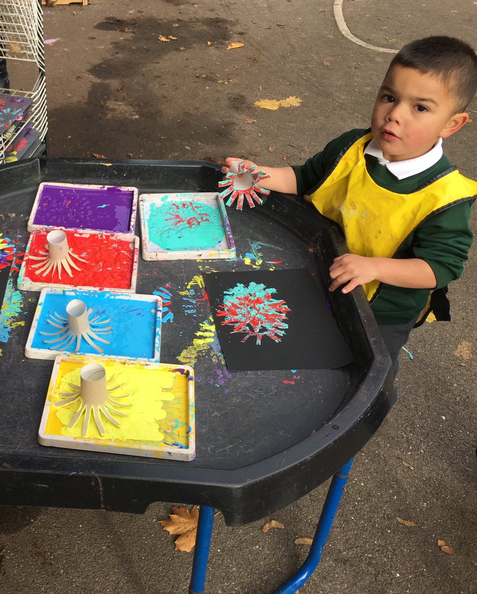 EyfsSsas's tweet photo. Happy Bonfire Night everyone! Reception have had lots of fun today using paint and glitter to create their own magical firework displays! 🤩✨🎆🎇 https://t.co/8LtrbUB6xF