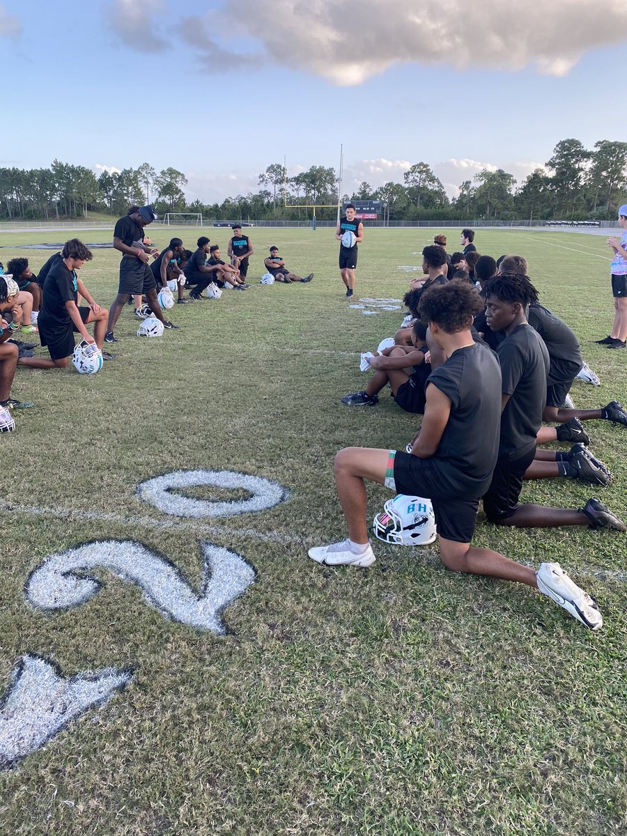 BaysideBears1's tweet photo. #LastTackle for the #Classof2021 before we take the field one last time against our baby brothers! #RivalryWeek! #UnfinishedBusiness #Beardown #Bearwitness
@loganbrabham2 @TahjaiGraham @JacobShoulberg @Domenick_santos @zyon_hayden56 @CamronWiliamson @colten_bleau54 @brichxrd https://t.co/VqICHGIxYw