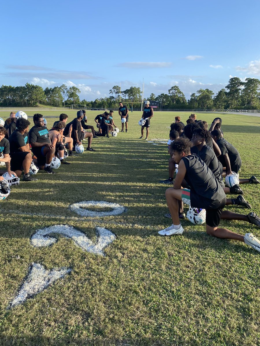 BaysideBears1's tweet photo. #LastTackle for the #Classof2021 before we take the field one last time against our baby brothers! #RivalryWeek! #UnfinishedBusiness #Beardown #Bearwitness
@loganbrabham2 @TahjaiGraham @JacobShoulberg @Domenick_santos @zyon_hayden56 @CamronWiliamson @colten_bleau54 @brichxrd https://t.co/VqICHGIxYw
