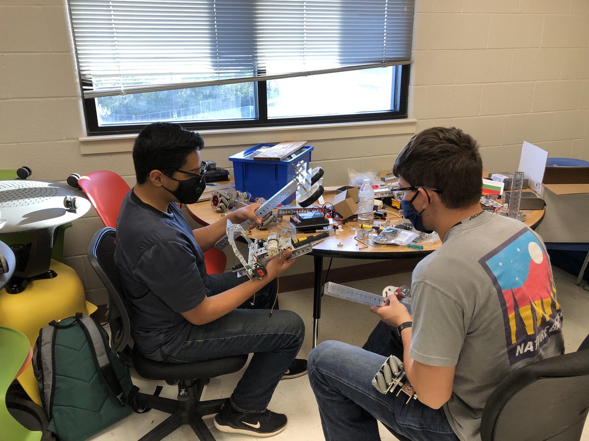 saenzclassrocks's tweet photo. SHS Robotics in action #FTC #Robotics #HardWorkPaysOff #BulldogNation #WeareSomerset https://t.co/zkICuEeqlP