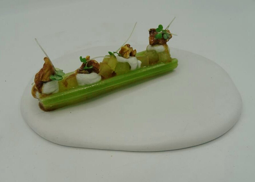 lmgastronomia's tweet photo. #EnsaladaWaldorf
#Tartar de #Sepia y #PapadaIbérica #Confitada con
#Lechedealmendras
#Foiegras #curado con
#jugodepato al #CafédeParís
#AntonioRomero
#Suculent https://t.co/FdzAHz45iB