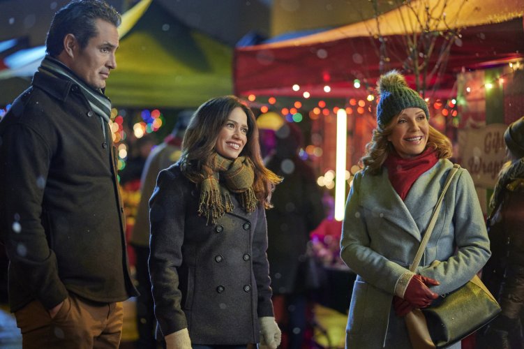 OTHWebnet's tweet photo. A few more photos of @BethanyJoyLenz in @hallmarkchannel's #FiveStarChristmas! She stars alongside @webstervictor!🎄🌟#OneTreeHill #OTHfamily #OTHalum #CountdownToChristmas https://t.co/f5TLduVBlx