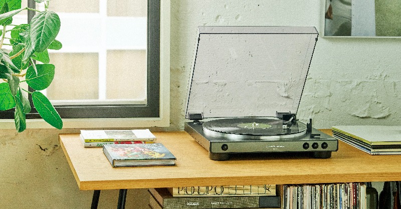 USAudioTechnica's tweet photo. Home is where the #turntable is! Our AT-#LP60X features its own built-in switchable phono preamp that allows you to connect directly with your #homeaudio system. Learn more: https://t.co/rSVCb5jmRt https://t.co/khFc6oG6yt