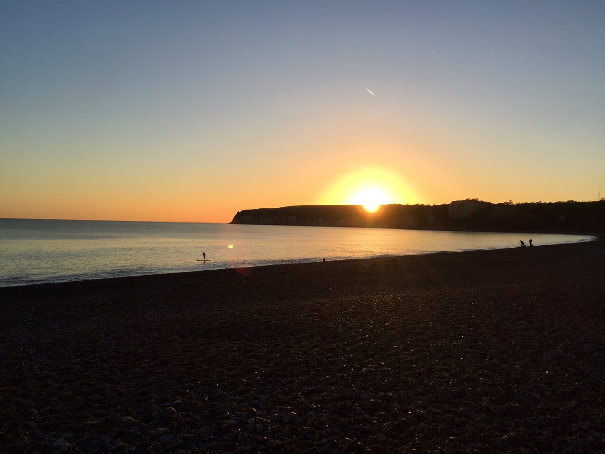 JuliaBlatchford's tweet photo. #Seaton #Devon late afternoon sunlight 😍 November 2020 https://t.co/atP0qi2mYd