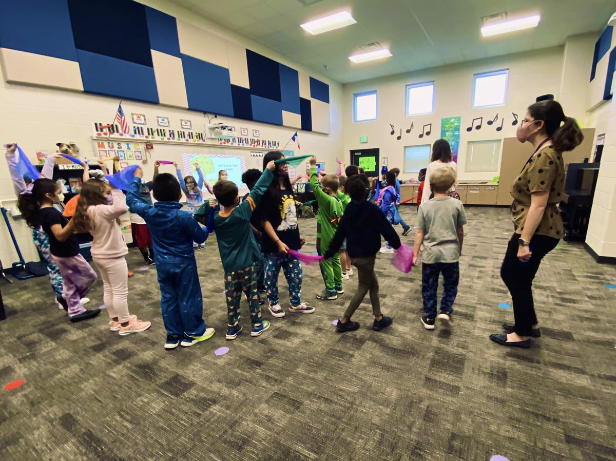 MrsFlakeMusic's tweet photo. Pajama Day AND the Apple Tree game on the same day? Yes, please! @BradleyCISD https://t.co/sk01aPqFLh