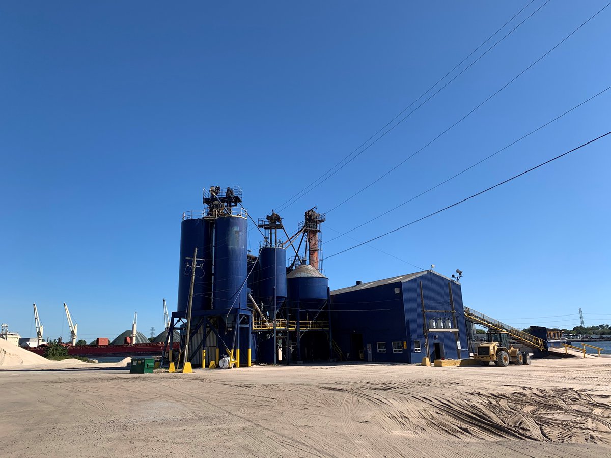 HOPAports's tweet photo. Part of Hamilton’s appeal to the film industry includes its range of architecture and landscapes. This Lakeshore Sand facility provided a perfect backdrop for dreamy Oscar-winning drama, The Shape of Water. #PortPartner #HamOnt https://t.co/Rikg4mZW0F
