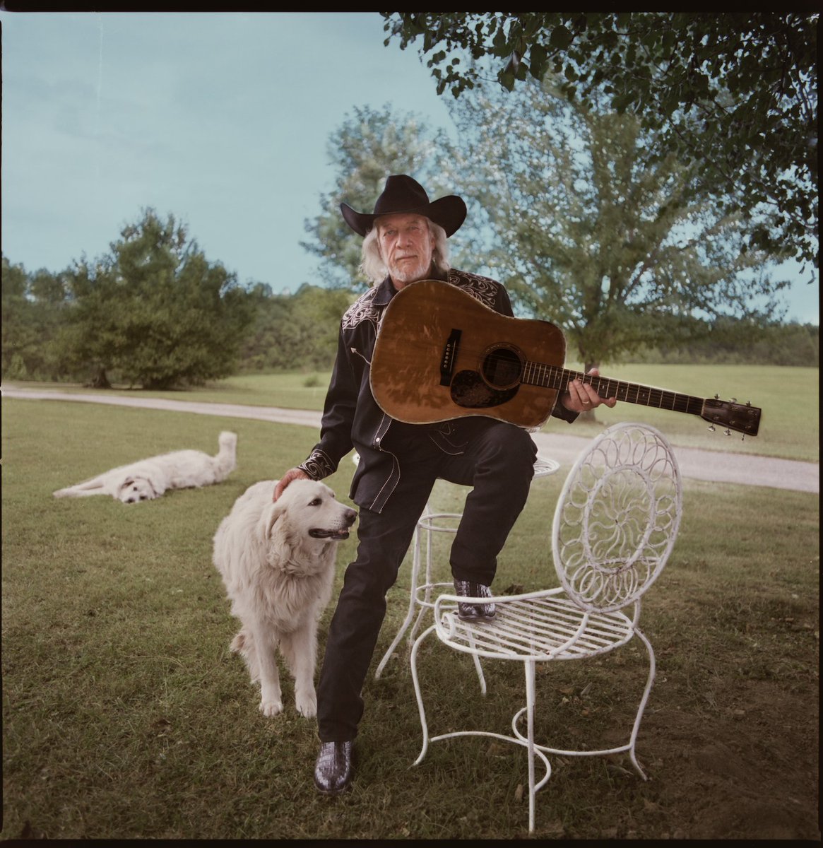 “When it’s all said and done, you feel pleased when people are affected by any song or music that you wrote. That’s a pretty big deal. That’s a big part of what music is all about.” – @johnanderson Revisit the timeless album produced by @danauerbach here: geni.us/JohnAndersonYe…
