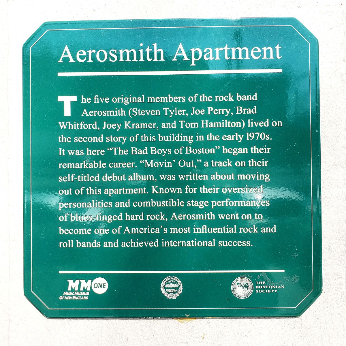 OnlyInBOS's tweet photo. The City of Boston installed a plaque outside the apartment building on 1325 Commonwealth Avenue eight years ago today to honor Aerosmith's 40th anniversary.

Five original members of Aerosmith lived on the second story of the building in Allston in the early 1970s. https://t.co/RaBWhS0NeF