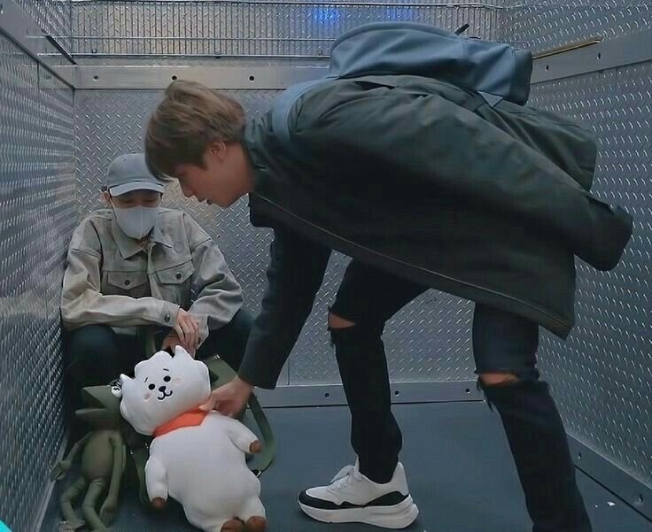 jingallery's tweet photo. jin leaving hobi his RJ as a source of comfort.....Everybody say it w me......JIN BEST BOY https://t.co/tSRvfVDjWQ