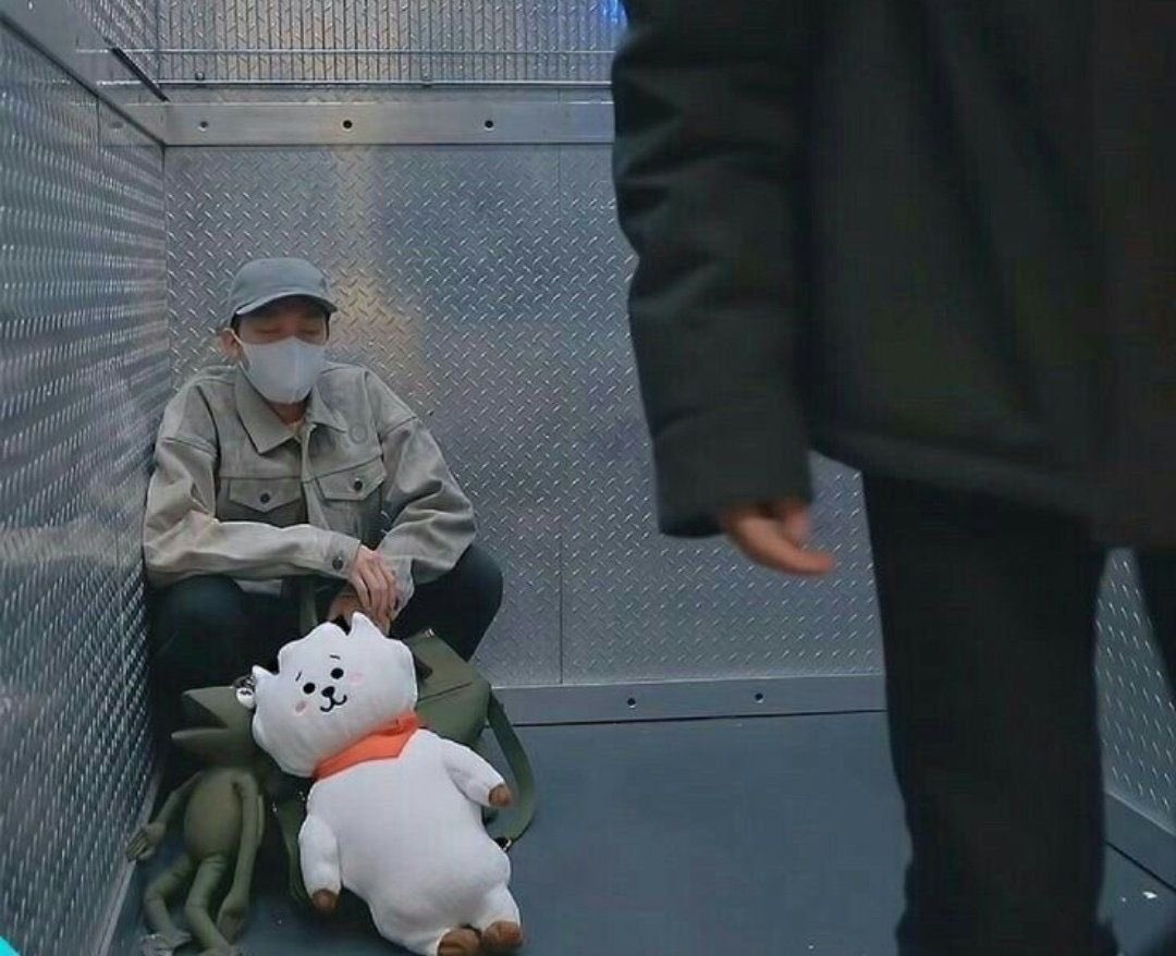 jingallery's tweet photo. jin leaving hobi his RJ as a source of comfort.....Everybody say it w me......JIN BEST BOY https://t.co/tSRvfVDjWQ