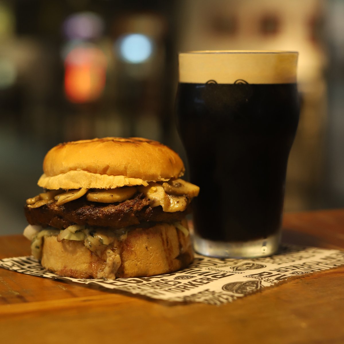 Hoje no Reino Unido é comemorado o International Stout Day!

Já pensou em harmonizar Stout com hambúrguer? Fica muito bom! Os sabores da carne grelhada combinam perfeitamente com os maltes torrados.

Você já experimentou harmonizar comidas e Stout? Qual sua combinação preferida?