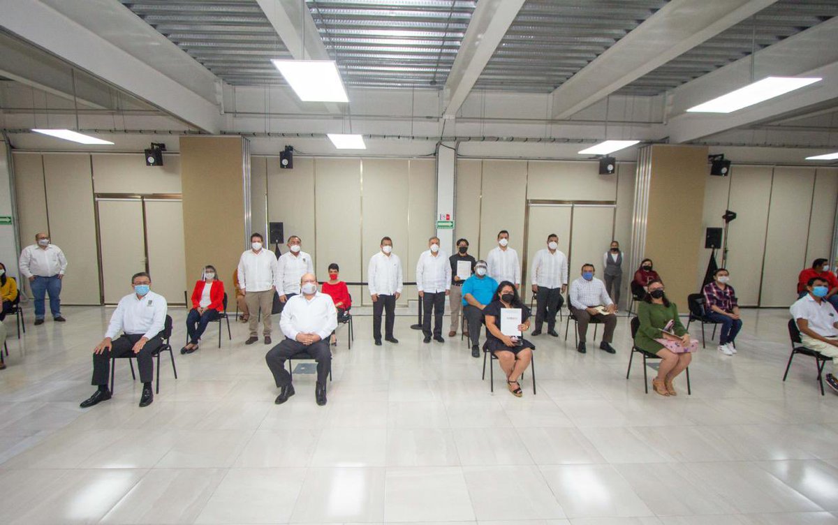PedroArmentiaL's tweet photo. Entregamos junto al gobernador @AysaGonzalez  certificados de nivel de inglés y de habilidades de enseñanza del mismo idioma a docentes de varios municipios de la entidad, los cuales están avalados por la Universidad de #Cambridge. (1/2) https://t.co/43XuiFdZnS