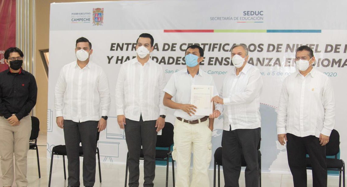 PedroArmentiaL's tweet photo. Entregamos junto al gobernador @AysaGonzalez  certificados de nivel de inglés y de habilidades de enseñanza del mismo idioma a docentes de varios municipios de la entidad, los cuales están avalados por la Universidad de #Cambridge. (1/2) https://t.co/43XuiFdZnS