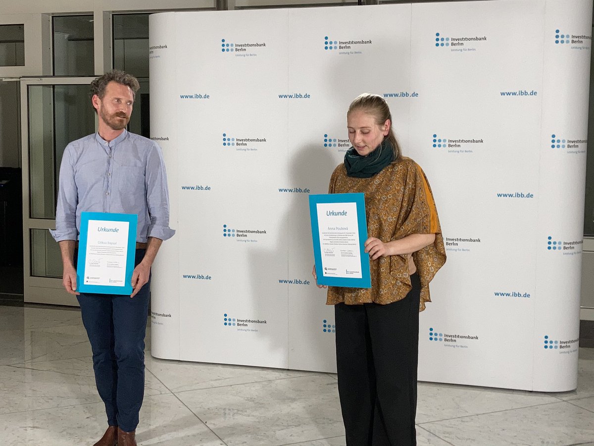 PR_ibb's tweet photo. Göksu Baysal und Anna Poubová freuen sich über den Preis, den IBB-Vorständin #Krisilion und Prof. Lüdeking von @UdK_Berlin_ verliehen haben. Das Publikum war diesmal digital dabei. #IBBPhotopreis https://t.co/BcORSua3FB