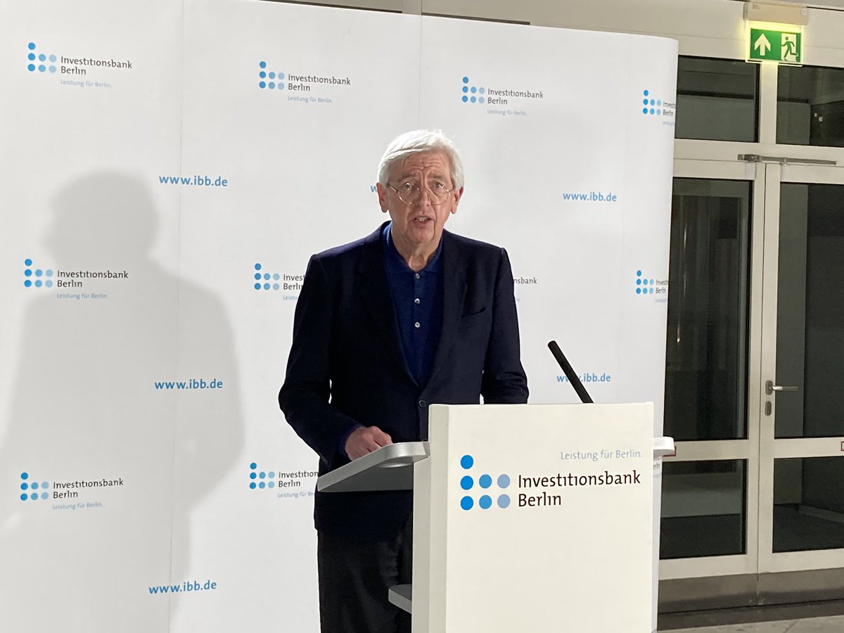 PR_ibb's tweet photo. Göksu Baysal und Anna Poubová freuen sich über den Preis, den IBB-Vorständin #Krisilion und Prof. Lüdeking von @UdK_Berlin_ verliehen haben. Das Publikum war diesmal digital dabei. #IBBPhotopreis https://t.co/BcORSua3FB