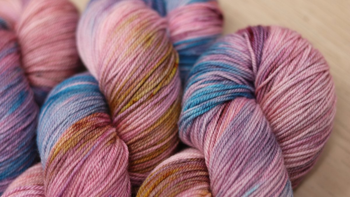 _lolodidit's tweet photo. This is one of my favorites from our Harry Potter Collection - Wizengamot #lolodidit #wizengamot#yarn #yarnaddict #yarnhoarder #yarnlove #indiedyed #handdyedyarn #knit #knitting #crochet #crocheting #harrypotteryarn #harrypotterinspired #hpinspired #magicalyarn #knitmagic https://t.co/U494kEkf7E