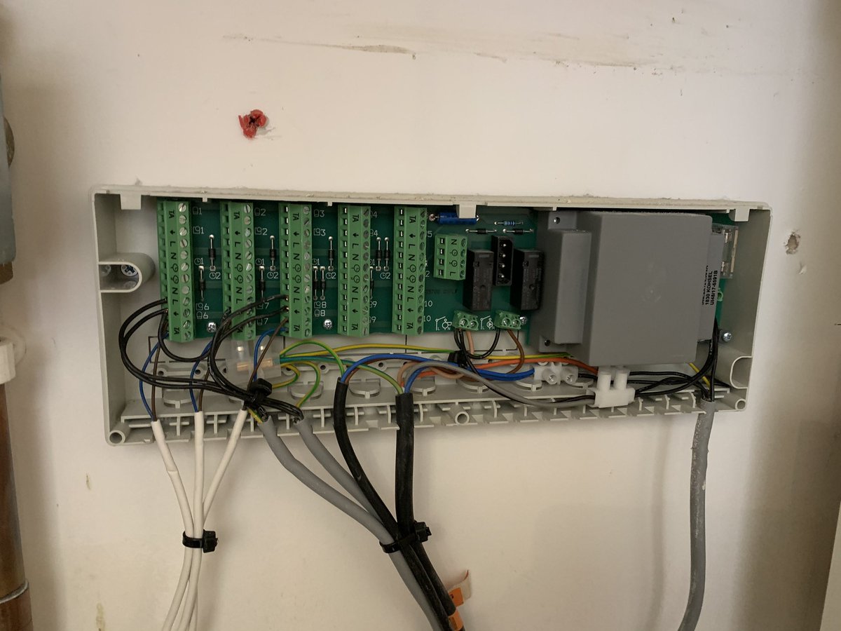 intercounty_ltd's tweet photo. Customer asked us to put up two lights and add x5 sockets into the garage and tidy around all our switches and sockets throughout the property and change X2 extractor fans + underfloor heating controls 

#electrician 
#northamptonshire
#LED
#lights
#intercounty_ltd https://t.co/sgIhXqSJmk