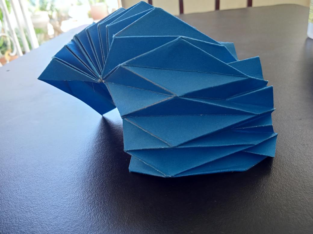 Milaarch1's tweet photo. #correcion2 #3Origamis #OrigamiArquitectonico #Maqueta #SeccionC2020C #TecnicasDeRepresentacion #rjmc2020c @notiuru @arquitecturauru @cardonarichard  #Milagrosurdaneta https://t.co/SbDPbIUrLQ