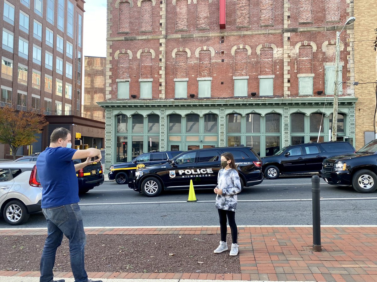 carrienooten's tweet photo. Première sortie publique dans sa ville de Wilmington pour @JoeBiden - Avec @KamalaHarris, son cortège de 20 SUV et un mini bus de journalistes de pool, il est au Queen théâtre pour une réunion d’équipe et de briefing des derniers résultats. #Election2020 @RTBFinfo @RFI https://t.co/RLIlit9XaK