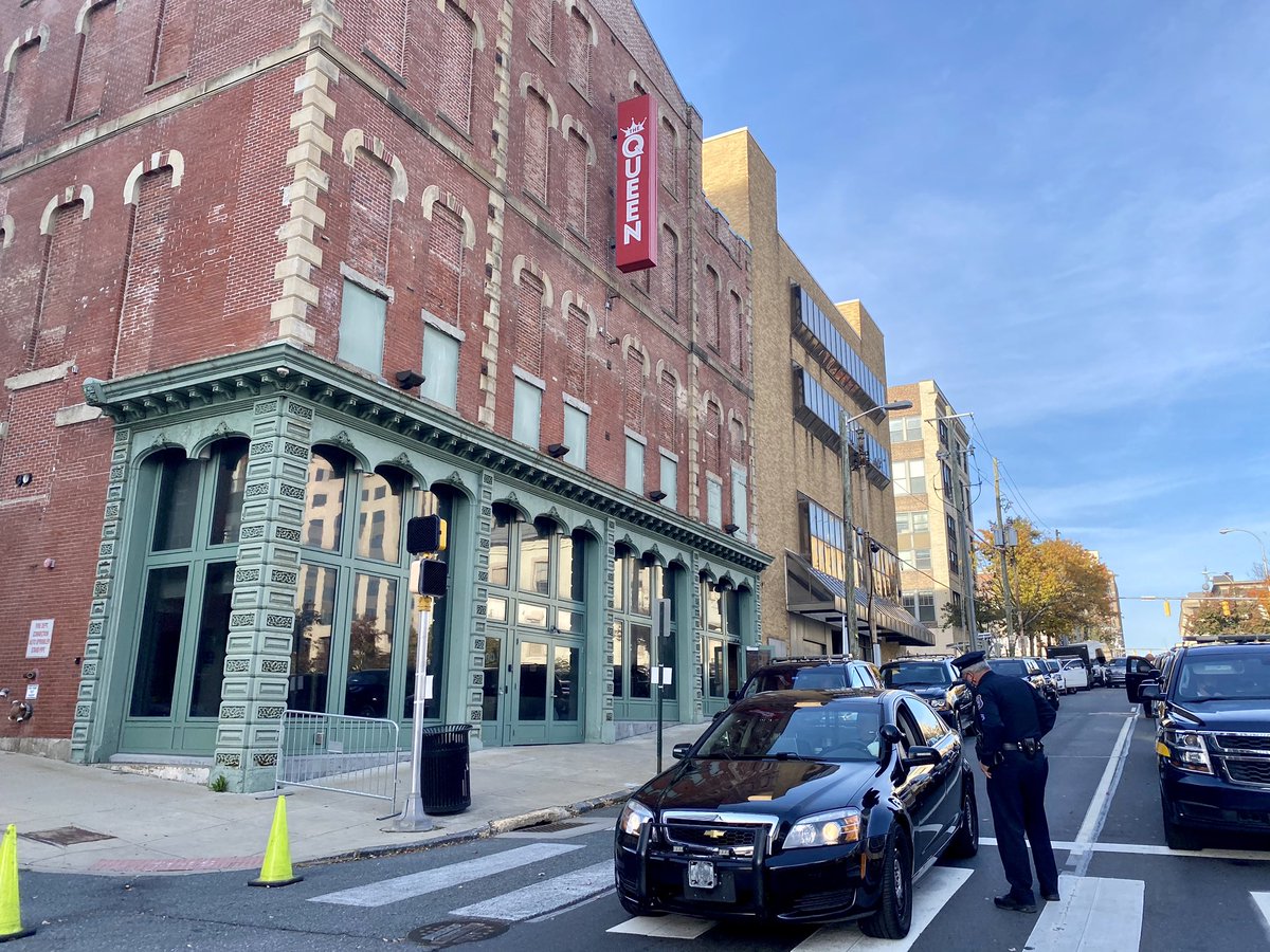 carrienooten's tweet photo. Première sortie publique dans sa ville de Wilmington pour @JoeBiden - Avec @KamalaHarris, son cortège de 20 SUV et un mini bus de journalistes de pool, il est au Queen théâtre pour une réunion d’équipe et de briefing des derniers résultats. #Election2020 @RTBFinfo @RFI https://t.co/RLIlit9XaK