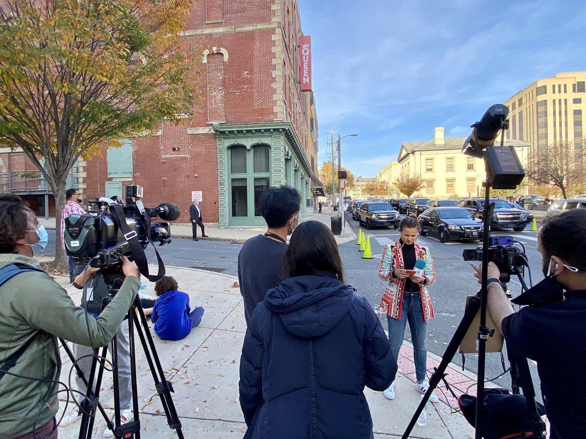carrienooten's tweet photo. Première sortie publique dans sa ville de Wilmington pour @JoeBiden - Avec @KamalaHarris, son cortège de 20 SUV et un mini bus de journalistes de pool, il est au Queen théâtre pour une réunion d’équipe et de briefing des derniers résultats. #Election2020 @RTBFinfo @RFI https://t.co/RLIlit9XaK