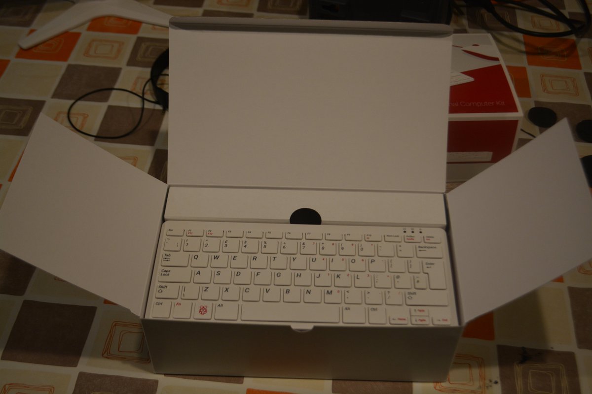 I am not one of life's unboxing people, but this is a live experiment, while there's uncertainty in America, fireworks in the sky and snoring from the kids' room. So I've taken shots on the way to document it.