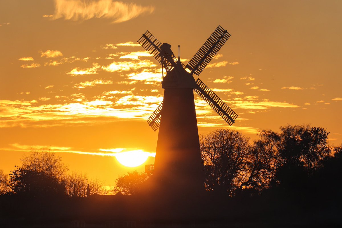 MattSmartie999's tweet photo. #lockdownsunset tonight at Moulton Wind Mill @East_England_NT @WindmillMoulton @ThePhotoHour @CanonUKandIE https://t.co/2LhXclAbrE