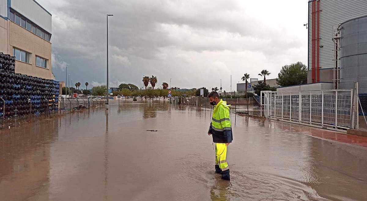 Desde anoche estamos viviendo unas horas muy difíciles en Almussafes. El episodio histórico y extraordinario de lluvias que estamos sufriendo, con más 400 litros/m² registrados desde anoche, está ocasionando grandes problemas y considerables daños materiales.