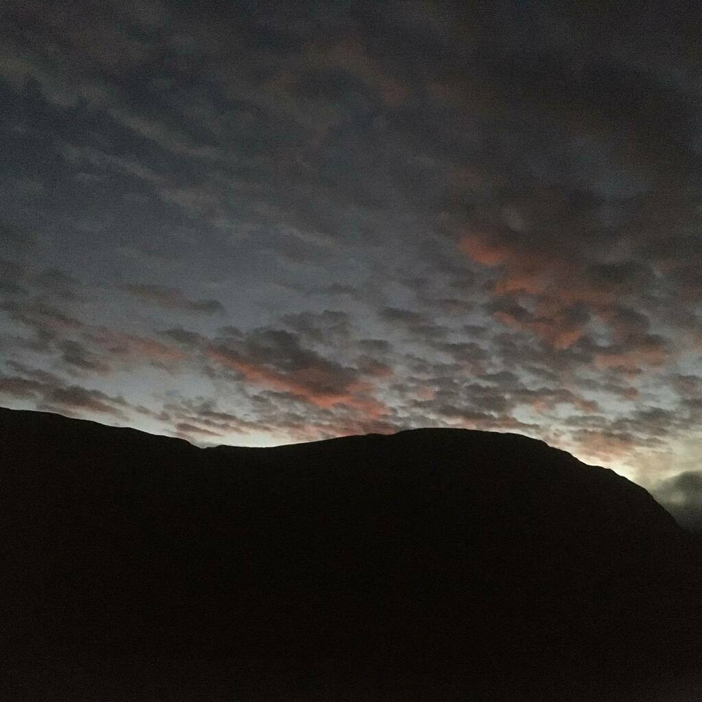 CumbriaGraham's tweet photo. Catching the last light.
#fellrunning
#mountains
#lakedistrict
#melbreak https://t.co/8lwO1CpIUV