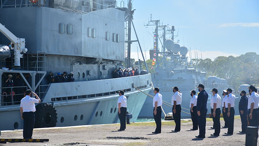 MinDefensa_Ar's tweet photo. #Antártida| Desde Puerto Belgrano zarpó el aviso ARA "Puerto Argentino" hacia Ushuaia para cumplir con la Patrulla Antártica Naval Combinada #PANAC.
Esta actividad se realiza cada año con el fin de proteger la vida humana en el mar y preservar el medioambiente en esas latitudes. https://t.co/SroKUTR9AX