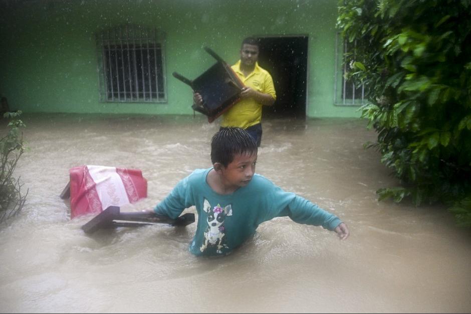 soy_502's tweet photo. 📸COMUNIDAD | Así escapan de las inundaciones en Izabal

Mas de dos mil personas han sido evacuadas y así han dejado su casa. 

Mira las imágenes: https://t.co/nnKxGtPyGQ https://t.co/lypIgktMwH