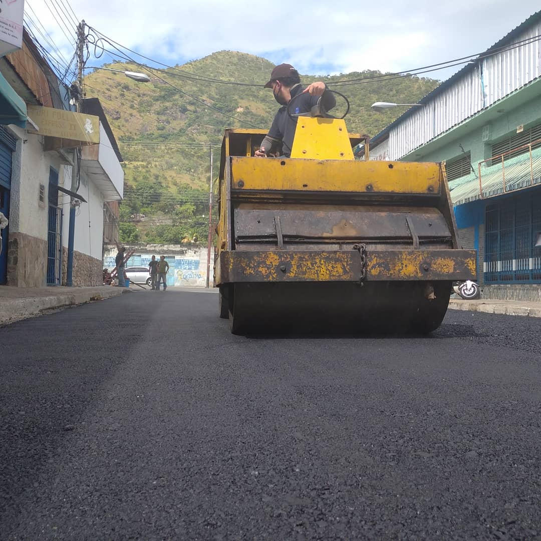 AlcaDiegoIbarra's tweet photo. Seguimos Avanzando!!!! Ahora le toca al casco central de Mariara. Más de 40 ton de asfalto en la calle Independencia del centro. Aquí Nadie se Rinde!!! @NicolasMaduro @rafaellacava10 @LeonelRuiz1 https://t.co/6L8yQJAxzN