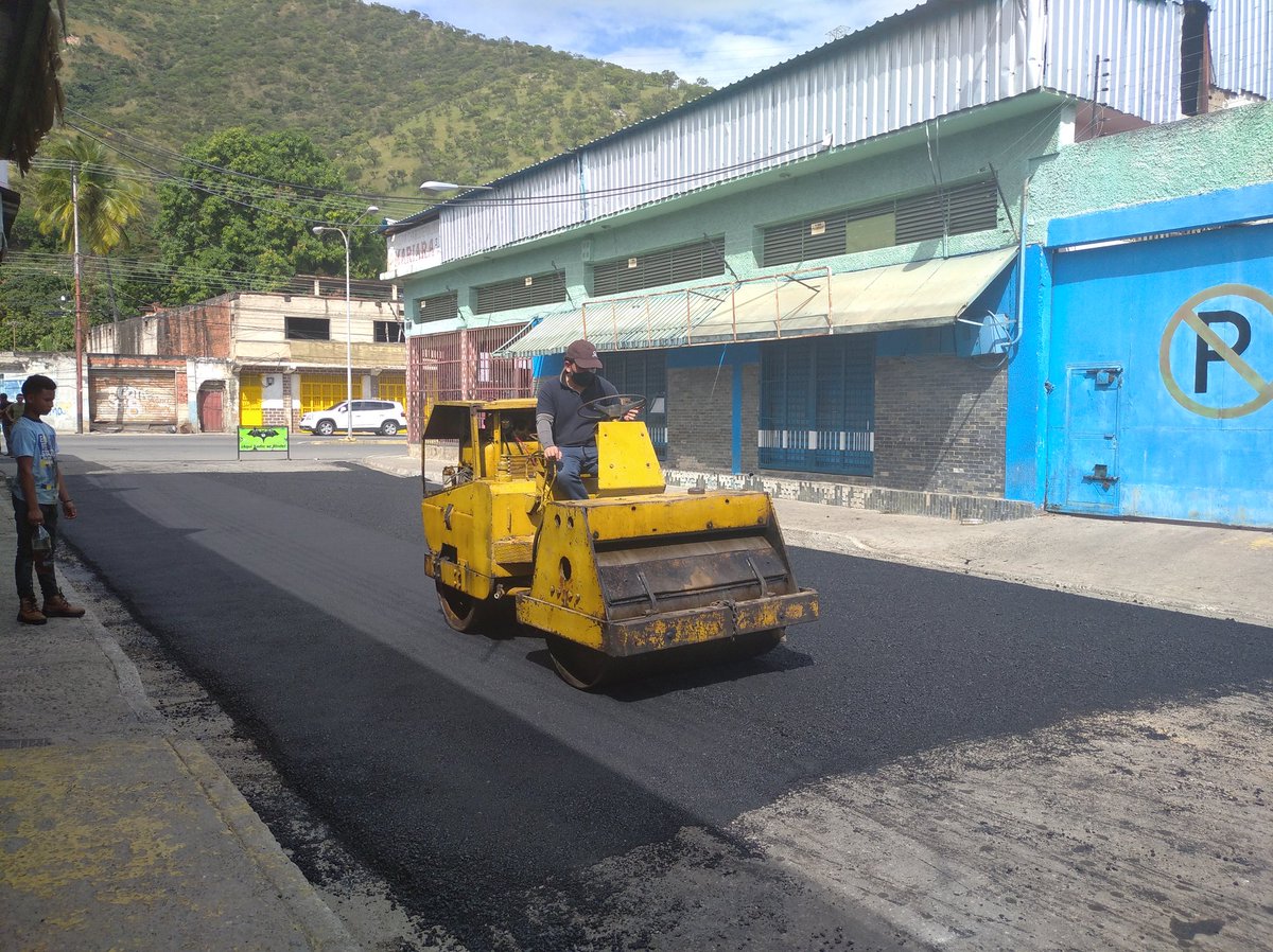 AlcaDiegoIbarra's tweet photo. Seguimos Avanzando!!!! Ahora le toca al casco central de Mariara. Más de 40 ton de asfalto en la calle Independencia del centro. Aquí Nadie se Rinde!!! @NicolasMaduro @rafaellacava10 @LeonelRuiz1 https://t.co/6L8yQJAxzN