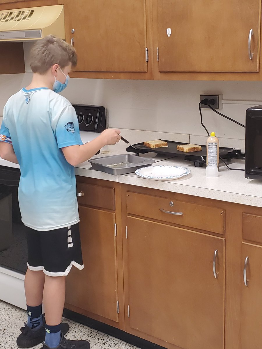 FACSnms's tweet image. Social distancing = more measuring practice and independence in the FaCS kitchen! #SayYesToFCS