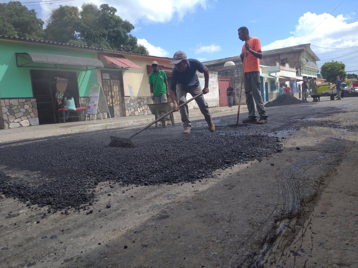 AlcaDiegoIbarra's tweet photo. Seguimos Avanzando!!!! Ahora le toca al casco central de Mariara. Más de 40 ton de asfalto en la calle Independencia del centro. Aquí Nadie se Rinde!!! @NicolasMaduro @rafaellacava10 @LeonelRuiz1 https://t.co/6L8yQJAxzN