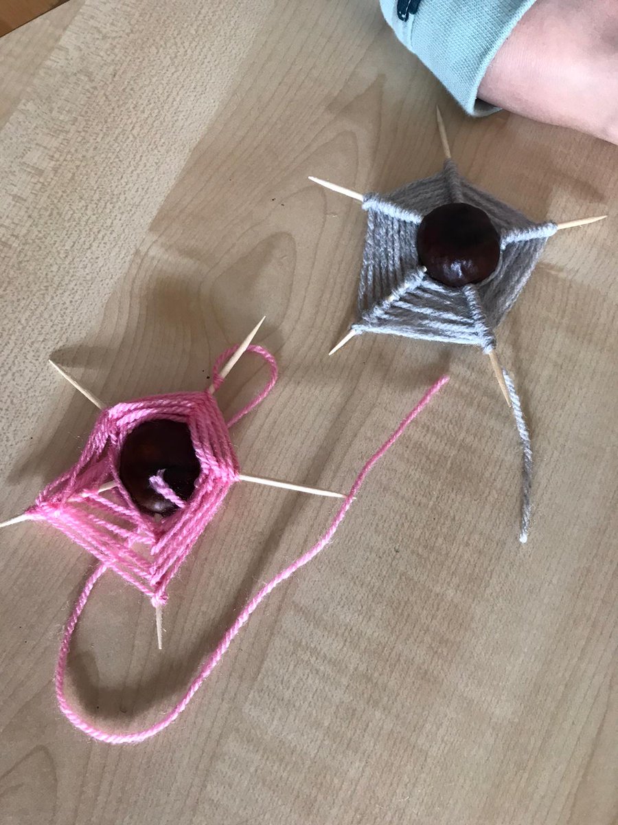 Vandaag maakten de kleuters tijdens TSO De Vlinder van #KomKids in de pauze een  spinneweb. En buiten speelden de kinderen trefbal. Het was weer een fijne pauze!