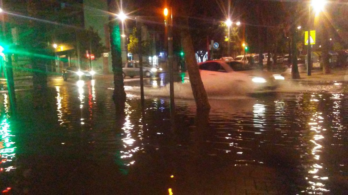 JoseLuisArqt's tweet photo. Estas que cruzo #temporalvalencia #valencia https://t.co/SSD5TitPlW