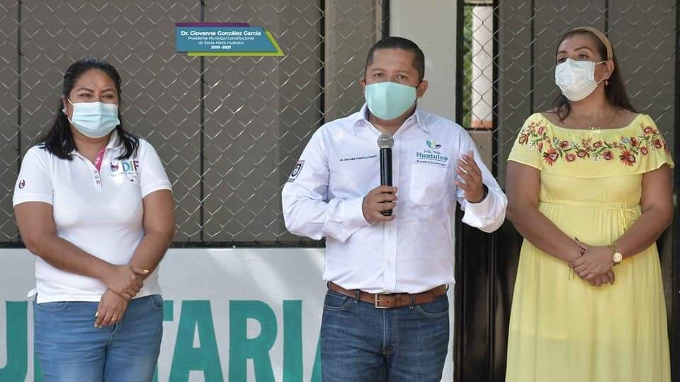 drgiovannehux's tweet photo. Acompañado de la presidente del DIF Huatulco, Reyna Olmedo, y de integrantes del ayuntamiento, esta mañana inauguramos una cocina comunitaria en Paso Ancho, en beneficio de alrededor de 90 familias de este barrio ubicado en la cabecera municipal.

#ElCambioLoHacemosTodos https://t.co/zT1LwcWPdg