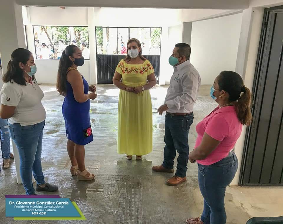 drgiovannehux's tweet photo. Acompañado de la presidente del DIF Huatulco, Reyna Olmedo, y de integrantes del ayuntamiento, esta mañana inauguramos una cocina comunitaria en Paso Ancho, en beneficio de alrededor de 90 familias de este barrio ubicado en la cabecera municipal.

#ElCambioLoHacemosTodos https://t.co/zT1LwcWPdg
