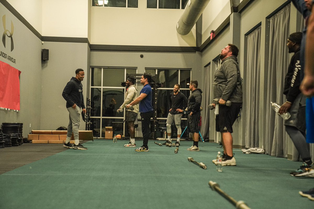BullittTeam's tweet photo. Phase 1: Set the standard✅
No weak links shall enter the building. We want ALL THE WORK😤‼️#Bullitt #LeanMassProgram
.
#strengthtraining #cissn #BullittTeam #BelieveTheHype #TheBullittexperience https://t.co/txStHm48qF