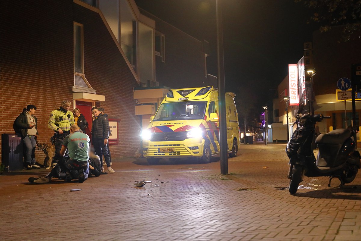 Scooterrijders komen in botsing met elkaar op de Noorderbuurt in Drachten -.