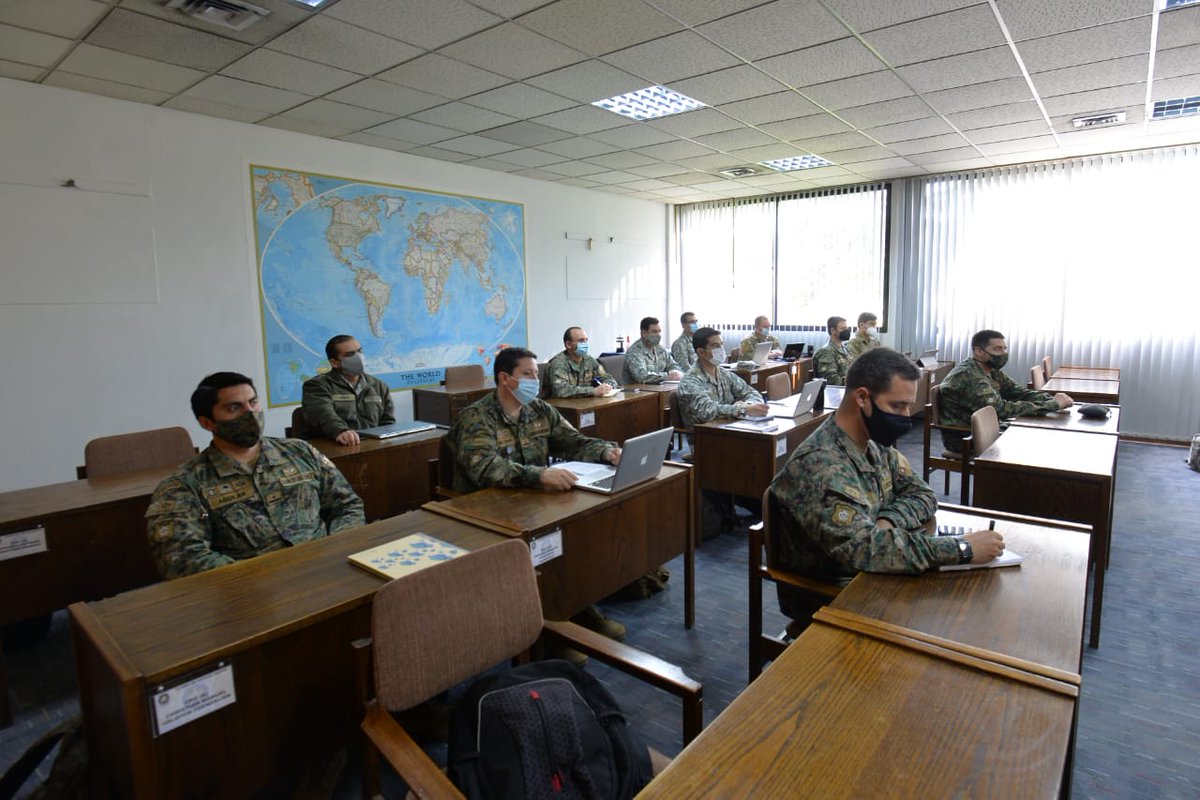 FACh_Chile's tweet photo. Curso Conjunto de Estado Mayor / Comandante en Jefe #FACh realizó una exposición en la Academia de Guerra Aérea, de forma presencial y streaming, a oficiales de la promoción 2020, acerca de los aspectos más importantes de la Institución y el rol que cumple en la defensa de 🇨🇱. https://t.co/i7BjgxnHnq