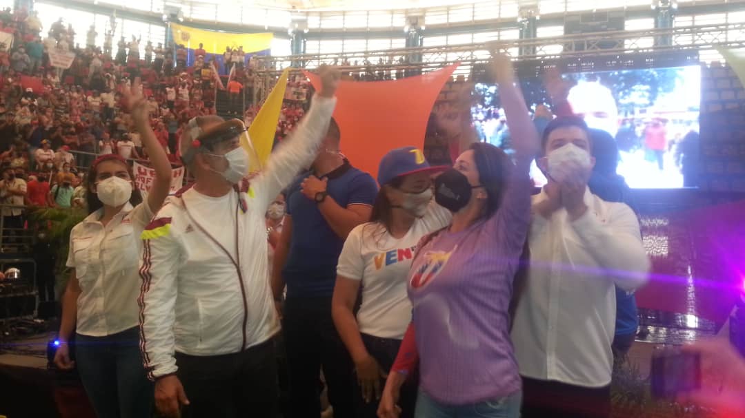 charlychaves's tweet photo. Con mucha alegría el pueblo tachirense se concentró en la sede del Gimnasio Arminio Gutiérrez Castro del Municipio #SanCristóbal, para celebrar el Inicio de la Campaña Electoral, rumbo al próximo #6DVictoriaPerfecta 🇻🇪
#SolidaridadContraElBloqueo
@PartidoPSUV @FreddyBernal https://t.co/jGQvjuxUYM