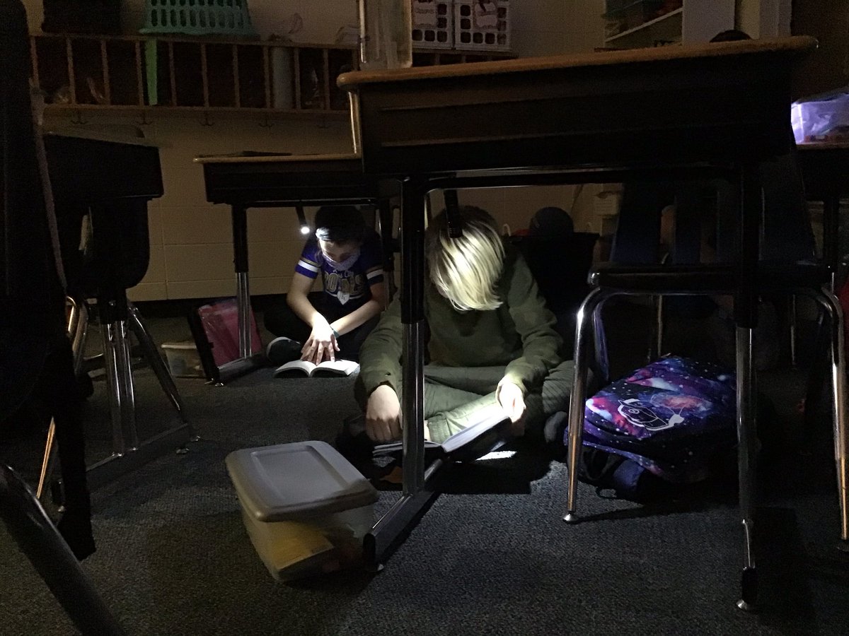 Mrs_Moxness's tweet photo. Flashlight Read In!  Thanks to the families who sent batteries! #welovetoread https://t.co/qeEGLoTeEI