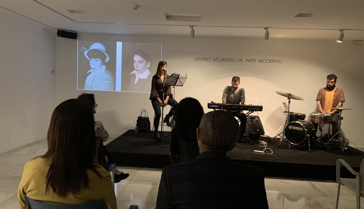 CAAMGranCanaria's tweet photo. #CAAMendirecto 📡 Noche mágica de letras, arte y música en la edición especial del ciclo ‘Leer la Colección‘ con textos de Nora Navarro y música de Eduardo Fdez-Villamil (batería) y Cristóbal Montesdeoca (piano), inspirados en las obras ‘Papá’ y ‘Mamá’ de la artista Yapci Ramos. https://t.co/jnLx9SnHTR