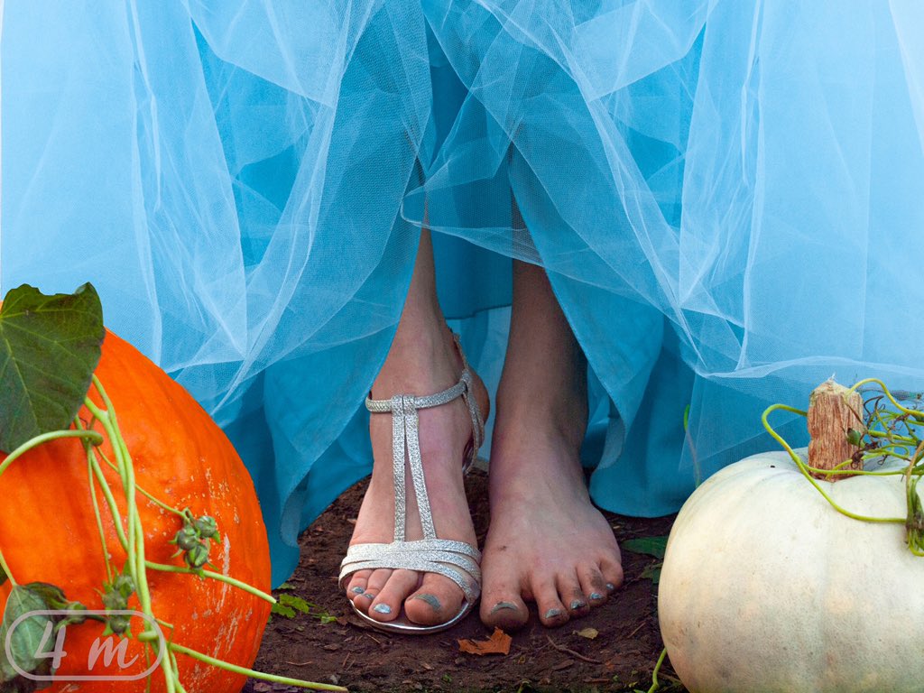 AdobeeIsland's tweet image. I’m redoing an old photo series of mine called Enchanted Emblems and my Cinderella one already EXCITES ME 
(First photo is from 6 years ago)
#photography